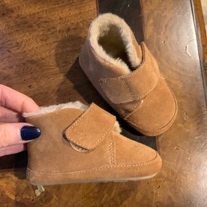 OLD SOLES / BRAND NEW / SIZE 19 / 6 - 9 Months